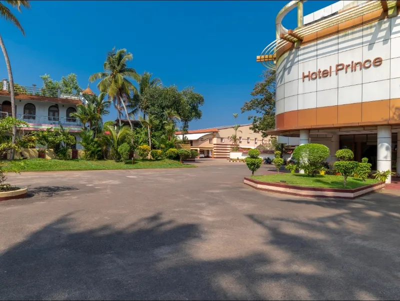 Alleppey Prince Hotel swimming pool and garden