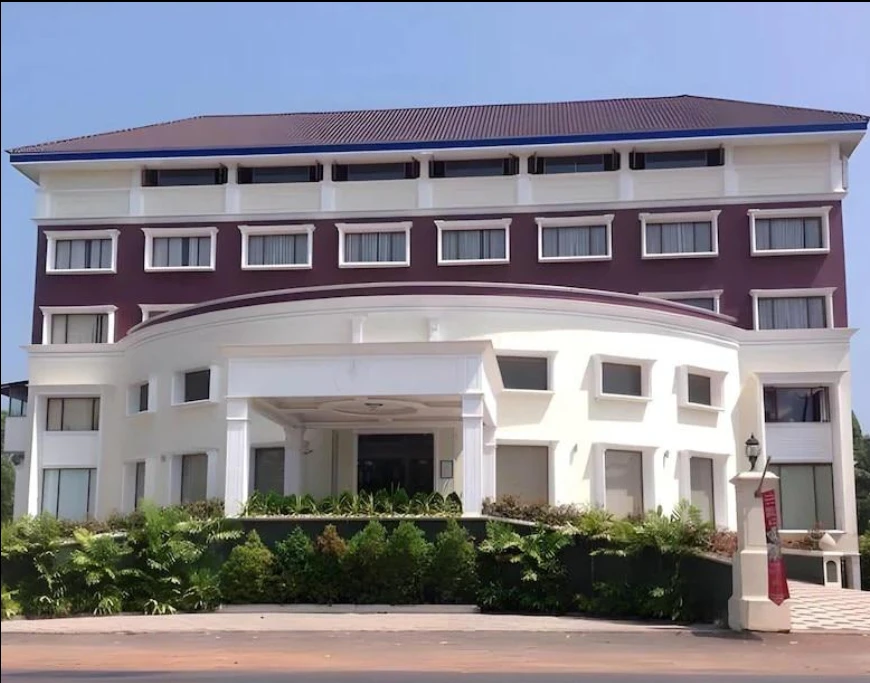 Exterior facade and entrance of Hotel Bonanza in Alleppey
