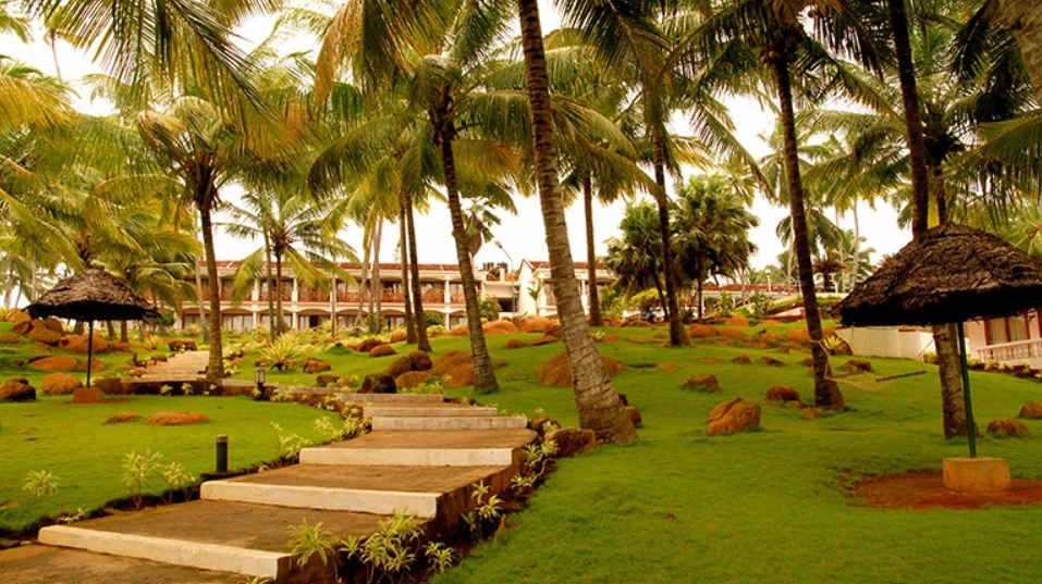 KTDC Hotel Samudra pool and lawns