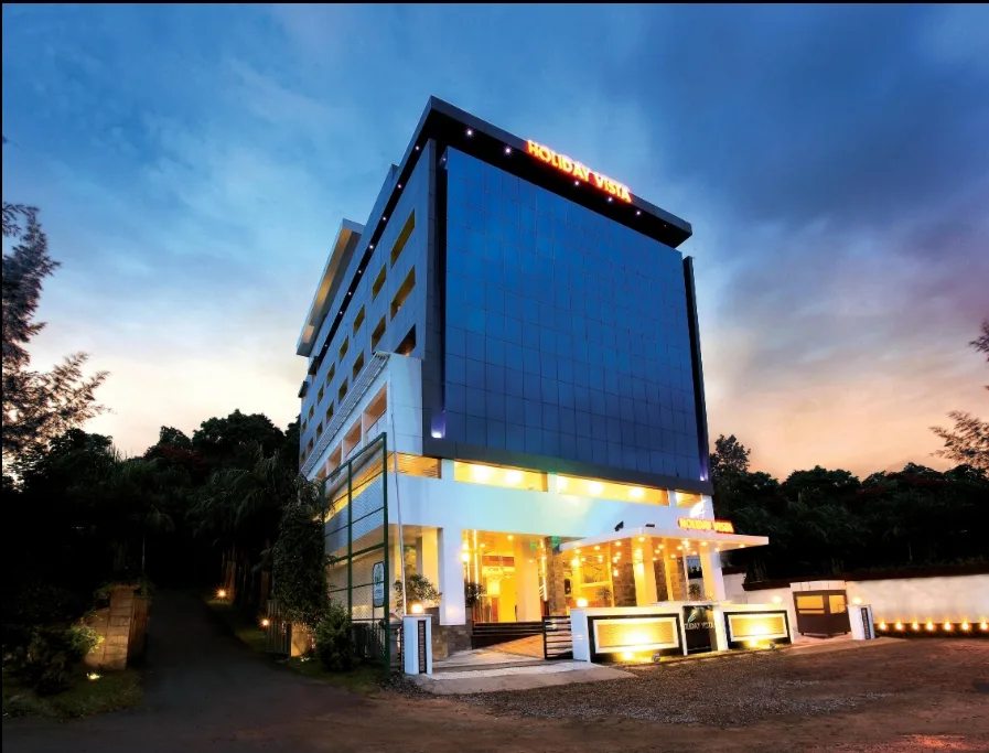 Exterior facade and entrance of Hotel Holiday Vista in Thekkady
