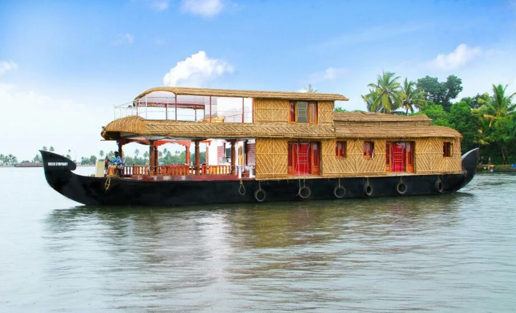 Traditional Kerala Kettuvallam Three Bedroom Houseboat exterior